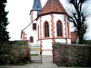 Ansicht von Nordosten (Kirche nicht orientiert) über Chor und Langhaus (Neubau 1503 auf Romanisch-Frühgotischem Vorgänger) über Kirchhofmauer (Wehrgang im 18 Jh abgetragen)