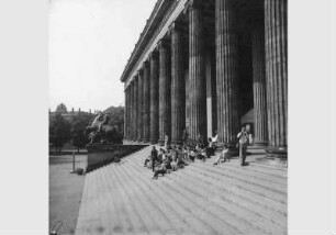 Besucher an der Freitreppe des Alten Museums