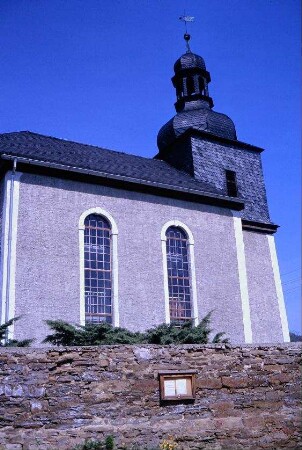 Dorfkirche, große bogenförmige Sprossenfenster