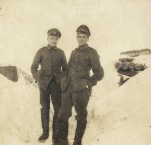 Zwei Soldaten zwischen Feldunterkünften im Schnee stehend