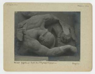 Pergamonaltar, Ostfries - Ausschnitt: Gefallener