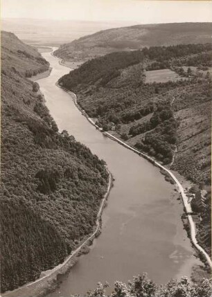 Saarschleife bei Mettlach. Blick flussaufwärts. Links der Quarzitrücken von Montclair