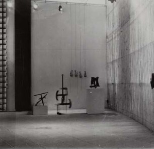 X. Triennale Mailand, Spanische Abt., Eisenskulpturen von Eduardo Chillida