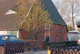Kaffeegang (29): traufständiges Bauernhaus aus Fachwerk: Giebelseite Wirtschaftstrakt: Gartenzäune, Weg