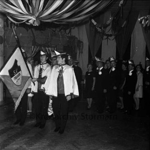 Reinfelder Sportverein SV Preußen von 1909 e.V.: Karnevalsball: im "Hotel Stadt Hamburg": feierlicher Einzug: an der Spitze drei Fahnenträger mit Vereinsfahne, dahinter "Prinz Manfred", 31. Januar 1970
