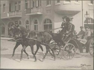 Freiherr Gustav von Starkloff, General der Kavallerie mit Adjutant Major Müller in Münster, 1910, in zweispänniger Kutsche sitzend in Begleitung zweier Kutscher in Uniform mit Mütze, Bilder in Halbprofil