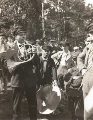 Jessen nordöstlich von Meißen. Erntefestspiel 1932. Die Theaterkapelle; die Pauke ersetzt durch Kraft alles, was sonst an Instrumenten fehlt