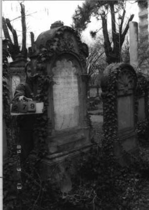 Grabstein 279 (Index: 100093331) Maße HxBxT: 195x74x43 cm Symbolik: Verzierungen: Grabstein 279