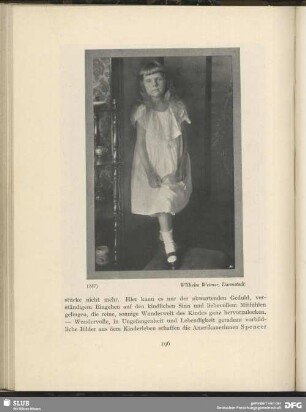 [Kleines Mädchen in weißem Kleid posierend]