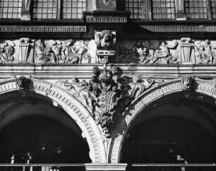 Bremen. Altes Rathaus (1405-1410, 1545 und 1608-1614). Bauplastik an den Arkaden