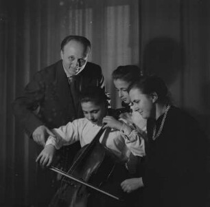 Familienporträt des Kammermusikers Prof. Willibald Roth