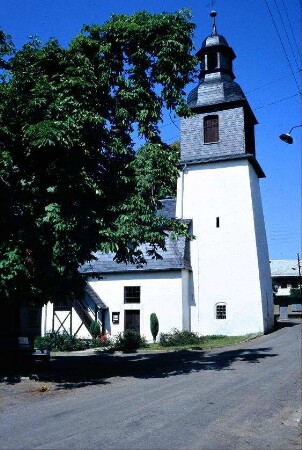 Dorfkirche; Kirchturm romanisch, Schiff um 1500 angebaut
