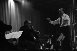 Donaueschingen: Donaueschinger Musiktage; Ernest Bour dirigiert und Siegfried Palm, Violoncello; Uraufführung von Penderecki