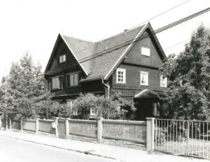 Dresden-Naußlitz, Alfred-Thiele-Straße 1/3. Doppelwohnhaus (um 1925) einer Holzhaussiedlung (Baugenossenschaft)