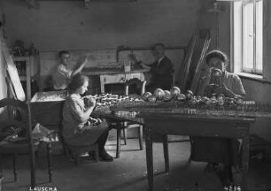 Lauscha, Glasbläserfamilie bei der Arbeit