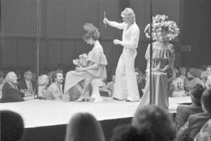 Informationsschau der Friseurinnung Karlsruhe zur Frühjahr- und Sommerfrisurenmode 1977 im Rstaurant "Kühler Krug"