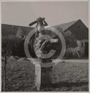 Figur des Herkules am Wasserschloss Gießmannsdorf