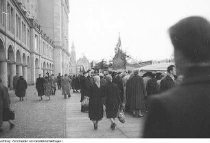 Dresden, Altstadt, Altmarkt, Striezelmarkt mit Pflaumentoffel, Dezember 1955 / Dezember 1956