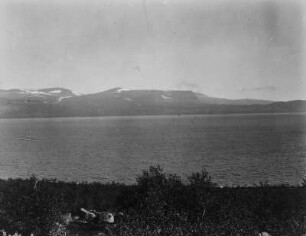 Am Torneträsk : Blick über See Torneträsk auf den Berg Kaisepakte