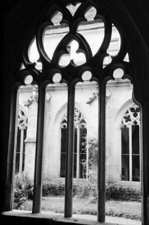 Tübingen-Bebenhausen: Blick auf die Fenster des Kreuzganges der Kirche