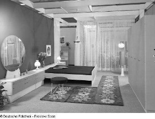 Anbauwand : Schlafzimmermöbel (1972; Möbelkombinat Zeulenroda-Triebes (ZEUTRIE)). Ansicht mit Flachstrecke, Doppelbett und Anbauschrank
