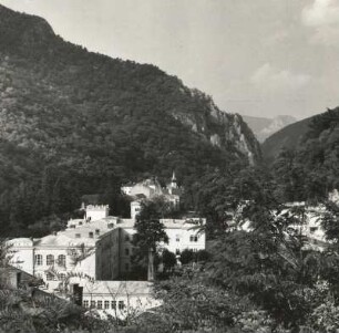 Westliche Südkarpaten. Baile-Herculane (Herkulesbad) im Cerna-Tal. Ortsteilansicht mit Sanatorium