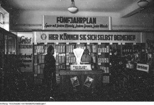 Dresden-Laubegast, Tauernstraße 11. Erste Verkaufsstelle der Konsumgenossenschaft Dresden mit Selbstbedienung und Kampagne gegen die Remilitarisierung, Mai 1951