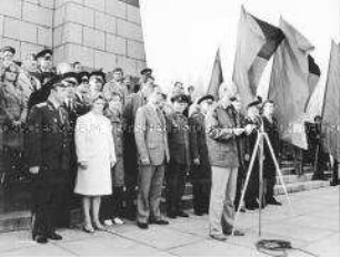 Festveranstaltung am Sowjetischen Ehrenmal in der Schönholzer Heide in Berlin (Ost)
