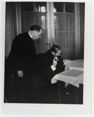 Nikolaus Titulescu bestellt ein Essen im Genfer Hotel des Bergues. rechts: Nikolaus Titulescu