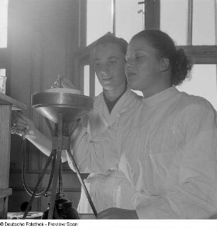 Auszubildende Pharmazeuten im Labor