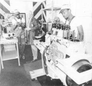 Internationale Zusammenarbeit an einem Werkzeugstand auf der Interscola 1982 in Leipzig