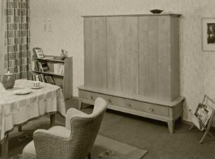 Zeitungsständer : Wohnzimmermöbel (1956; Entwicklungsstelle Schkeuditz) in Ausstellungskoje