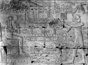 Abydos. Tempel Sethos I. (1291ante/1185ante). Relief "Sethos I. vor Soker-Horus und Opfertisch"