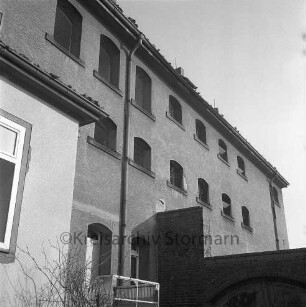 Amtsgericht: Königstraße: nach Brand: Außenaufnahme: ehemaliger Gefängnistrakt: rechts unten Mauer mit Tor zum Gerichtsgefängnis