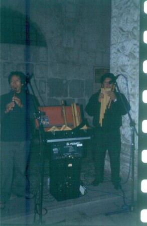 Zwei Straßenmusikanten (Indios) mit Blockflöte und Panpfeife. Arequipa 
