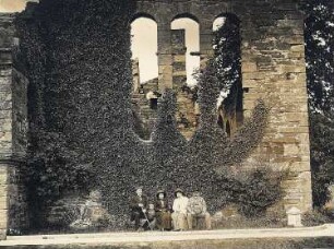 Kirkwall, Orkney-Inseln/ Schottland: Touristen vor der Ruine des Bischofspalastes