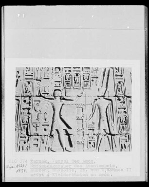Ramses 2. weiht vier Kleiderkästen an Amon