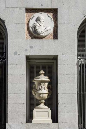Urnen mit Sockel und Puttenreliefs — Urne mit Puttenrelief
