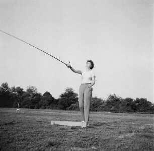 Helga Wischer-Rudolph beim Sportangeltraining auf einem Fußballplatz