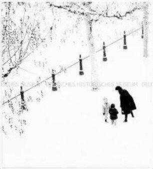 Frau mit Kindern im Schnee