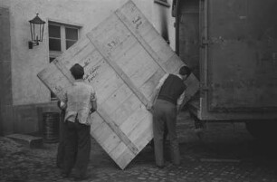 Central Collecting Point Marburg. Mitarbeiter beim Verladen der Gemälde im Innenhof des Hessichen Staatsarchivs Marburg