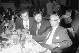 22. Tagung 1972 Mediziner; Lindau Sängerhalle: Har Gorbind Khorana am Tisch