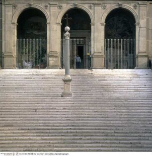 Santa Maria in Aracoeli, Rechte Seitenfront
