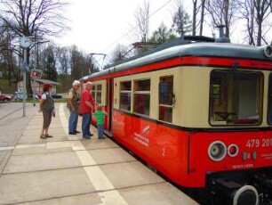 Oberweissbach - elektrische Bergbahn : Ein Zug der elektrischen Bergbahn nähert sich dem Haltepunkt Oberweissbach im Thüringer Wald, aufgenommen am 29. April 2012