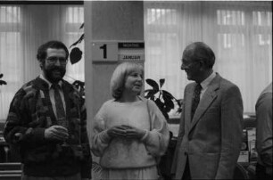 Neujahrsempfang: Kreissparkasse Stormarn, Zweigstelle: Am Markt: Schalterhalle: Gäste im Gespräch, 01.01.1990