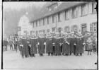Fasnacht Sigmaringen 1927; Vor dem Wohn- und Verwaltungsgebäude Bauhof; dahinter Wohngebäude des Zahnarzts Dr. Dr. Güntert; 2. von links: Karl Gauggel, 4. von rechts: Rudolf Müller