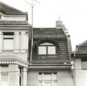 Cottbus. Wohnhaus, Bahnhofstraße 18. Ende 19. Jahrhundert. Teilansicht mit Dachgaupe
