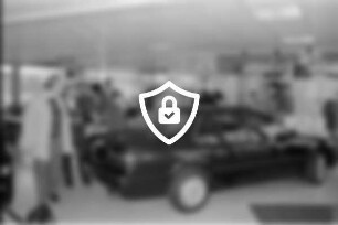 Autohaus [Name maskiert] Höhenkamp: Honda-Vertragshändler: Aktion "Frühstück bei Honda": Ausstellungsraum: Neuwagen Honda Akkord: Inhaber [Name maskiert] gibt Informationen: hinten Besucher an Frühstücksbuffet, rechts Verkaufs- und Informationsschalter