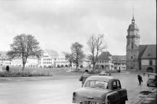 Freudenstadt: Ausblick aus den Kolonnaden vom Gasthaus Zum Ochsen auf Marktplatz, (ohne Bogen), rechts Kirche