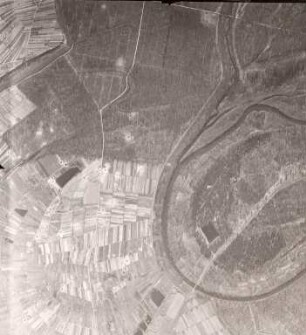 Amerikanische Luftbildaufnahmen von Kriegszerstörungen. Ausrichtung nach Süden. Rappenwört mit Altrhein (linke Bildhälfte)